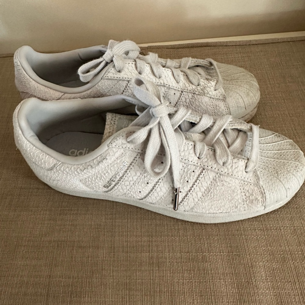 White adidas superstar 7.5